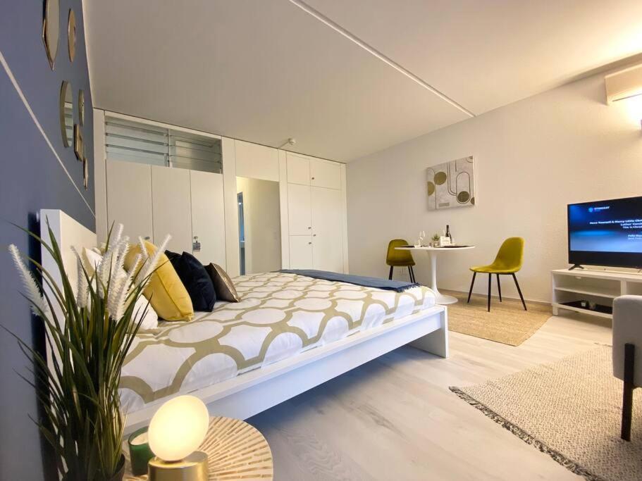 Luganersee, Pool, Strand, Parkplatz, Suite Bissone Bagian luar foto