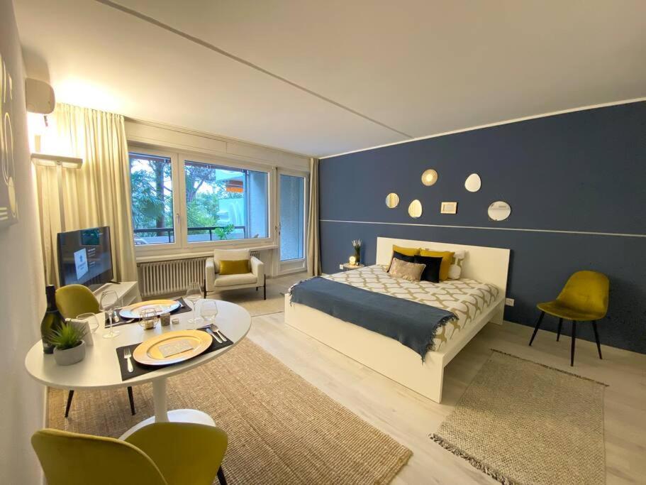 Luganersee, Pool, Strand, Parkplatz, Suite Bissone Bagian luar foto