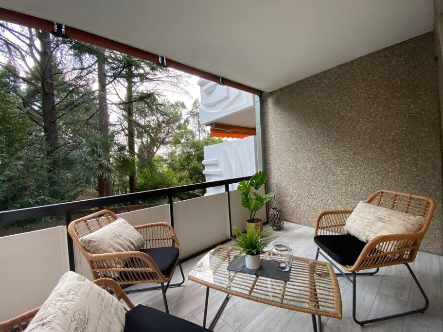 Luganersee, Pool, Strand, Parkplatz, Suite Bissone Bagian luar foto