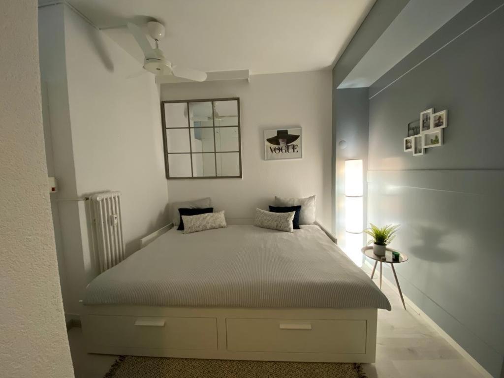 Luganersee, Pool, Strand, Parkplatz, Suite Bissone Bagian luar foto